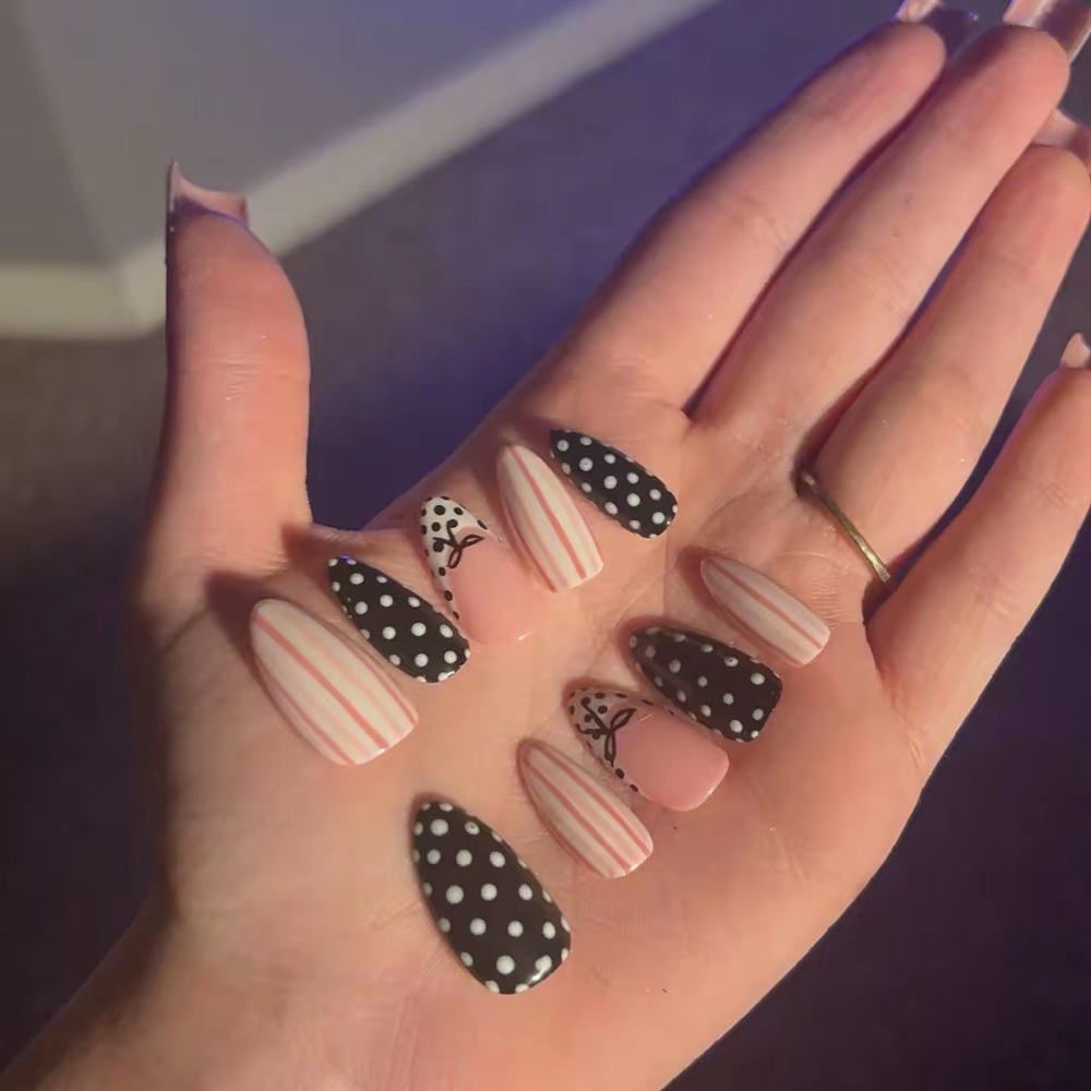 Chic Black and Pink Press-On Nail Set